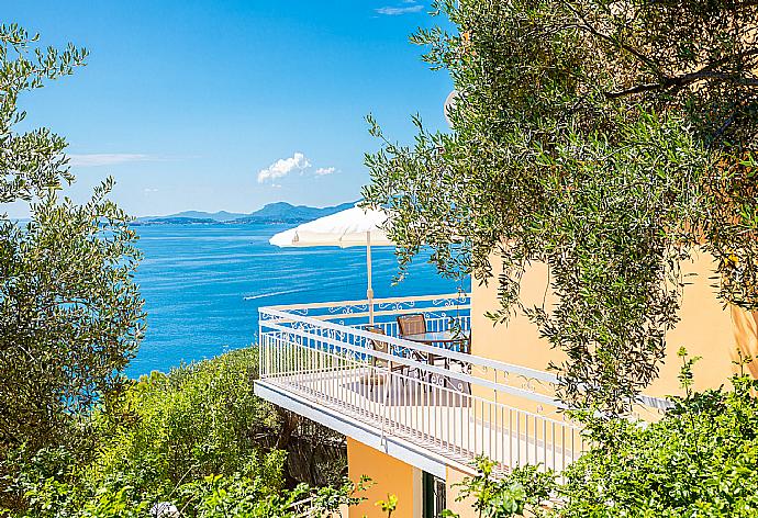 Upper terrace with panoramic sea views . - Villa Amalia . (Fotogalerie) }}