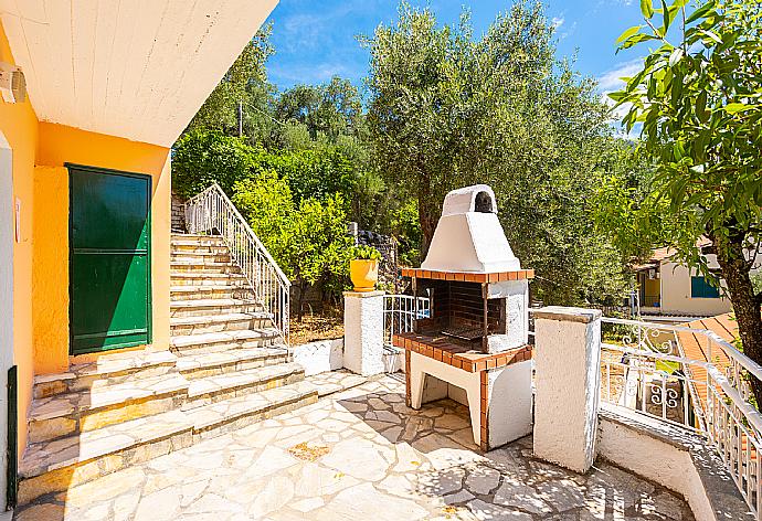 Terrace area with BBQ . - Villa Amalia . (Fotogalerie) }}