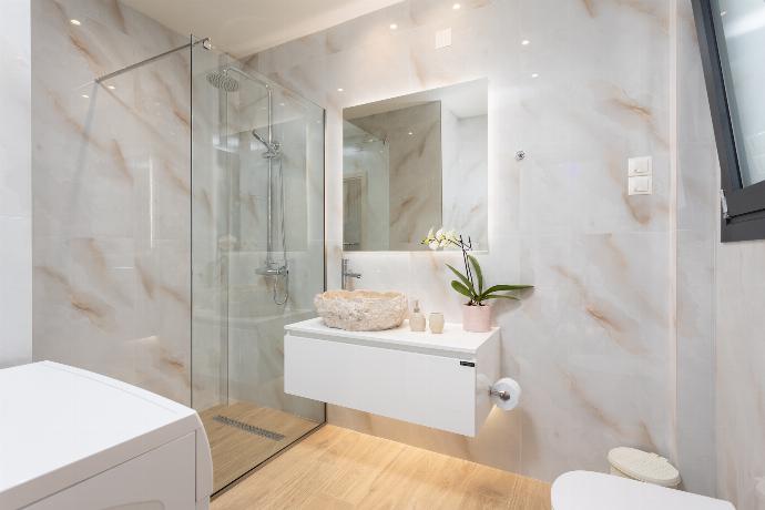 En suite bathroom with shower . - Villa Amalia . (Photo Gallery) }}