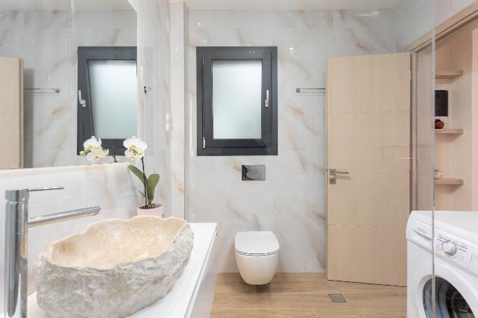 En suite bathroom with shower . - Villa Amalia . (Fotogalerie) }}