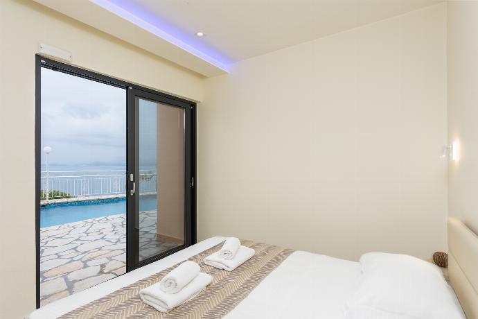 Double bedroom with en suite bathroom, A/C, sea views, and pool terrace access . - Villa Amalia . (Galería de imágenes) }}