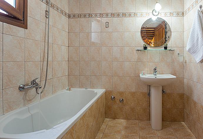 Twin bedroom with A/C and balcony . - Villa Glysteri . (Photo Gallery) }}