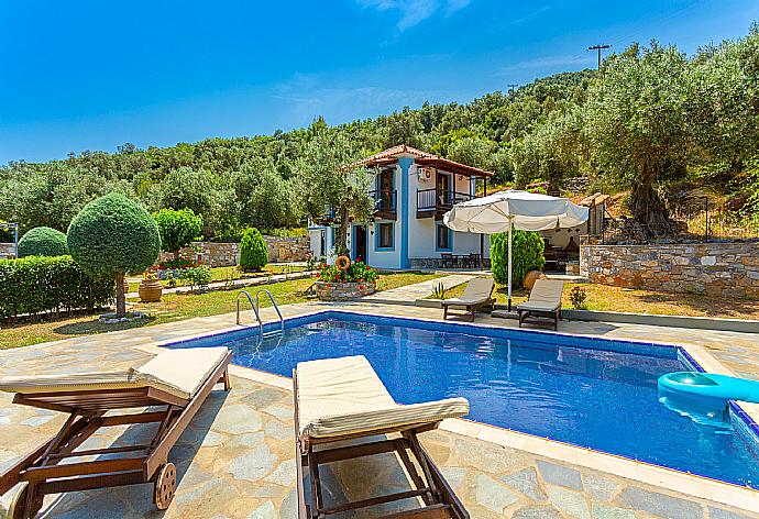 Beautiful villa with private pool, terrace, and garden . - Villa Glysteri . (Galería de imágenes) }}