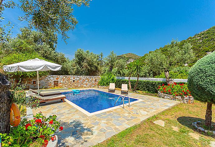 Private pool, terrace, and garden . - Villa Glysteri . (Galería de imágenes) }}