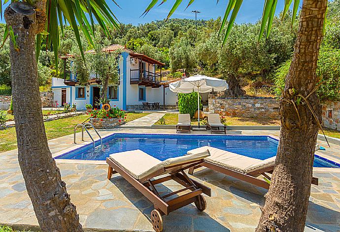 Beautiful villa with private pool, terrace, and garden . - Villa Glysteri . (Galería de imágenes) }}