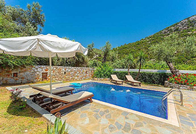 Private pool, terrace, and garden . - Villa Glysteri . (Galería de imágenes) }}