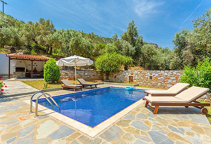 Private pool, terrace, and garden . - Villa Glysteri . (Galería de imágenes) }}