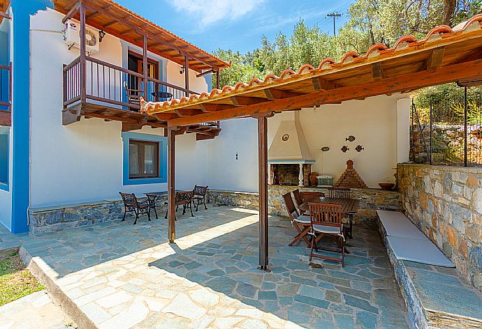 Sheltered terrace area with BBQ . - Villa Glysteri . (Galería de imágenes) }}