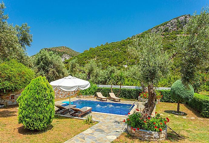 Private pool, terrace, and garden . - Villa Glysteri . (Galería de imágenes) }}