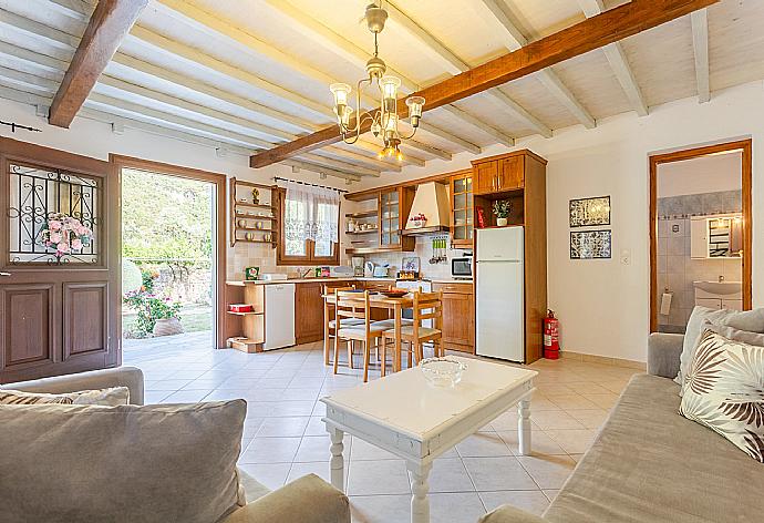 Open-plan living room with sofas, DVD player and dining area. . - Villa Glysteri . (Fotogalerie) }}