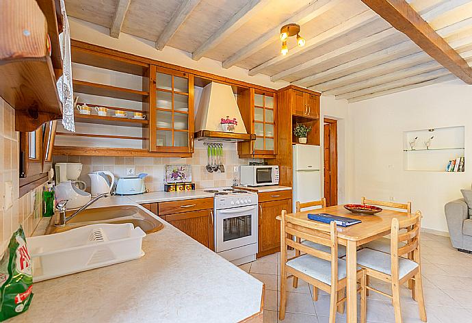  Equipped kitchen and open plan dining area . - Villa Glysteri . (Photo Gallery) }}