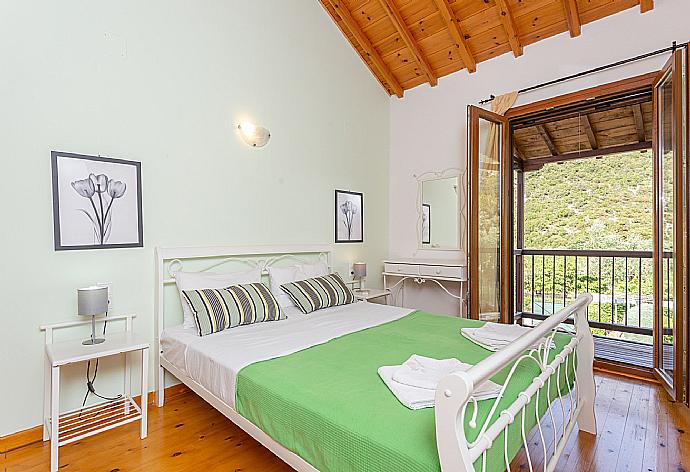 Double bedroom with A/C and balcony . - Villa Glysteri . (Galerie de photos) }}