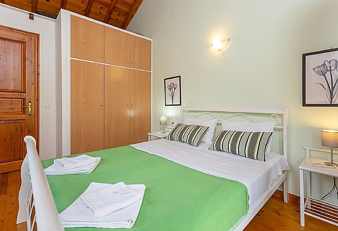 Double bedroom with A/C and balcony . - Villa Glysteri . (Photo Gallery) }}