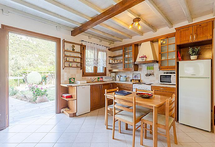  Equipped kitchen and open plan dining area . - Villa Glysteri . (Photo Gallery) }}