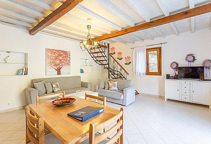 Open-plan living room with sofas, DVD player and dining area. . - Villa Glysteri . (Fotogalerie) }}