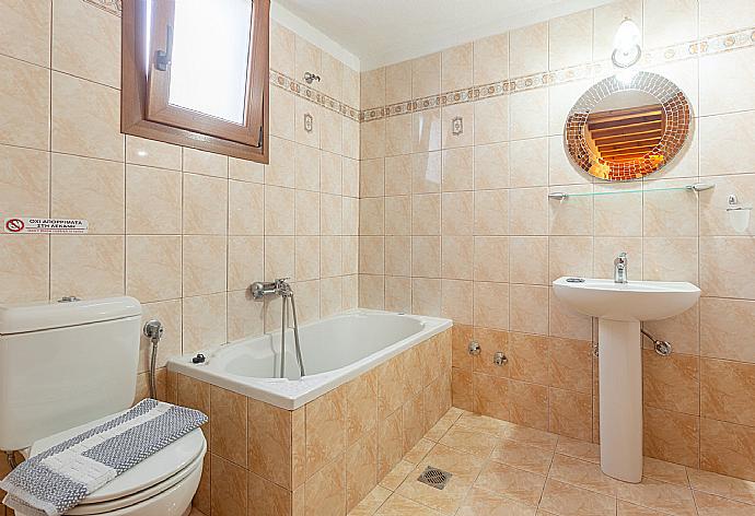 Family bathroom with bath and shower . - Villa Glysteri . (Fotogalerie) }}