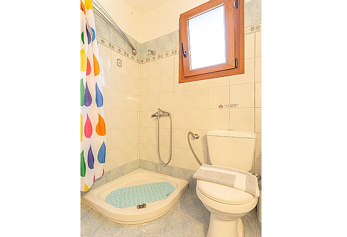 Family bathroom with shower . - Villa Glysteri . (Fotogalerie) }}