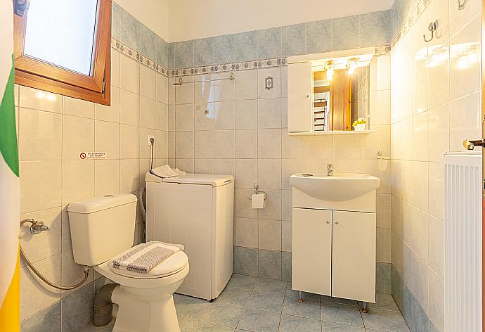 Family bathroom with shower . - Villa Glysteri . (Photo Gallery) }}