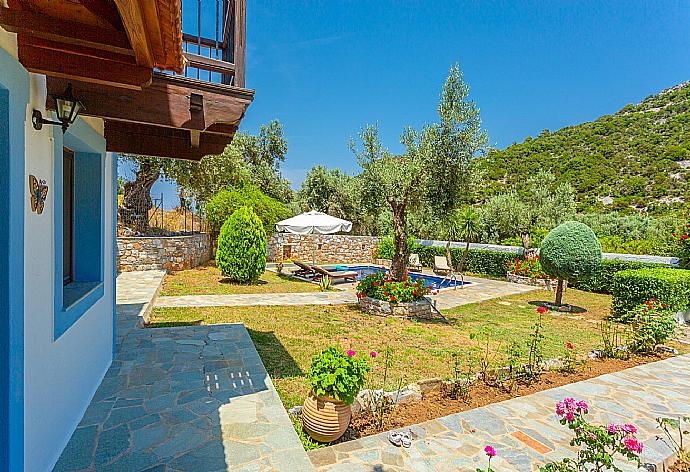 Private terrace, pool, and garden . - Villa Glysteri . (Galerie de photos) }}