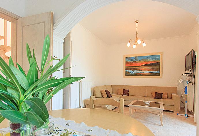 Living room with WiFi, satellite TV, DVD player and dining area . - Villa Oneiro . (Galleria fotografica) }}