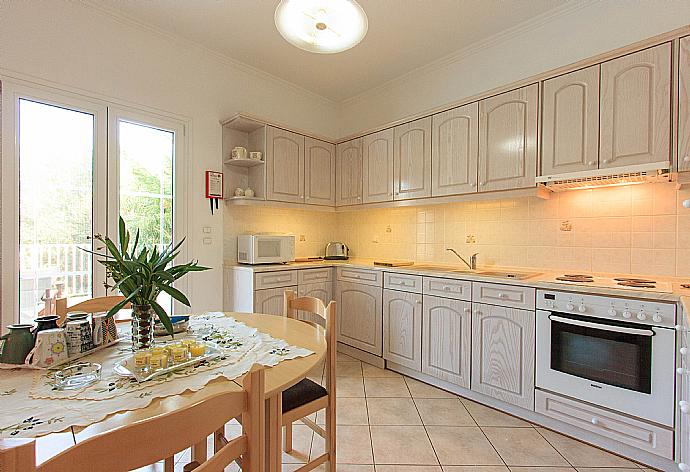 Equipped kitchen and dining area . - Villa Oneiro . (Galleria fotografica) }}