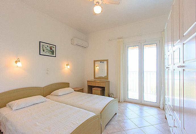 Twin bedroom with A/C and balcony access . - Villa Oneiro . (Galleria fotografica) }}