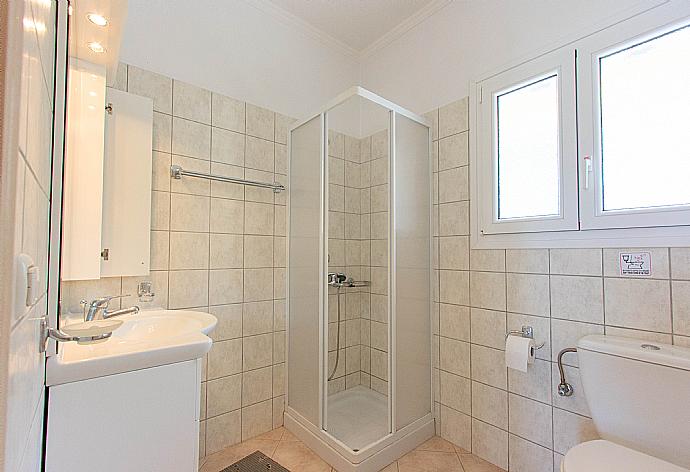 Bathroom with shower . - Villa Oneiro . (Galleria fotografica) }}