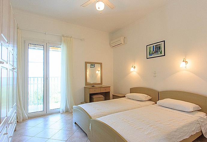 Twin bedroom with A/C and balcony e access . - Villa Oneiro . (Galleria fotografica) }}