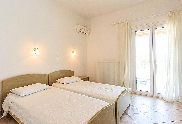 Twin bedroom with A/C and balcony access . - Villa Oneiro . (Galleria fotografica) }}