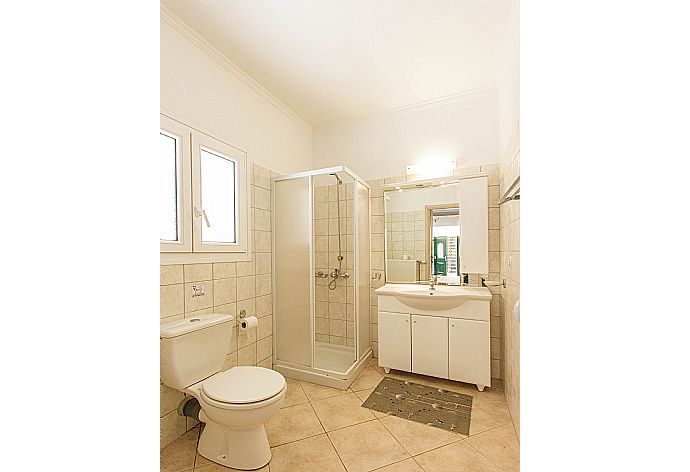 Bathroom with shower . - Villa Oneiro . (Galleria fotografica) }}