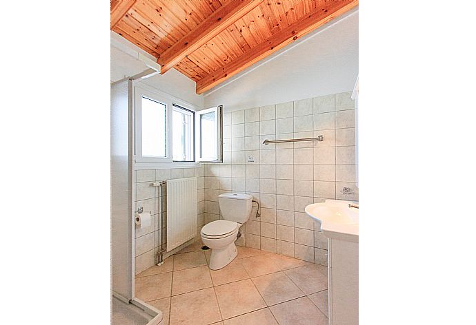 Bathroom with shower . - Villa Oneiro . (Galleria fotografica) }}