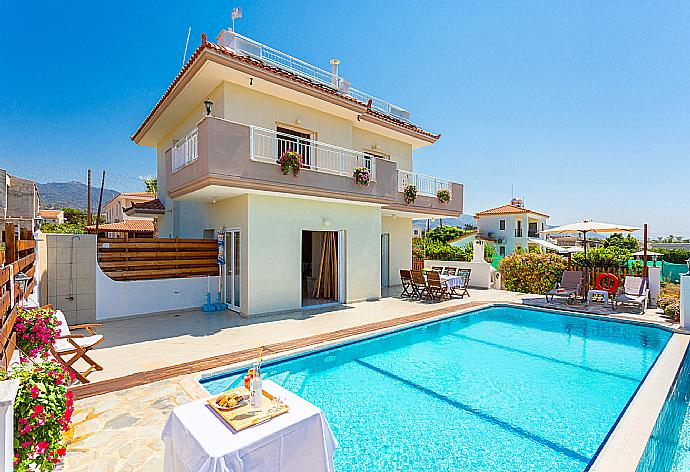 Beautiful villa with private infinity pool, terrace, and garden with panoramic sea views . - Kalisto Beach Villa . (Galería de imágenes) }}