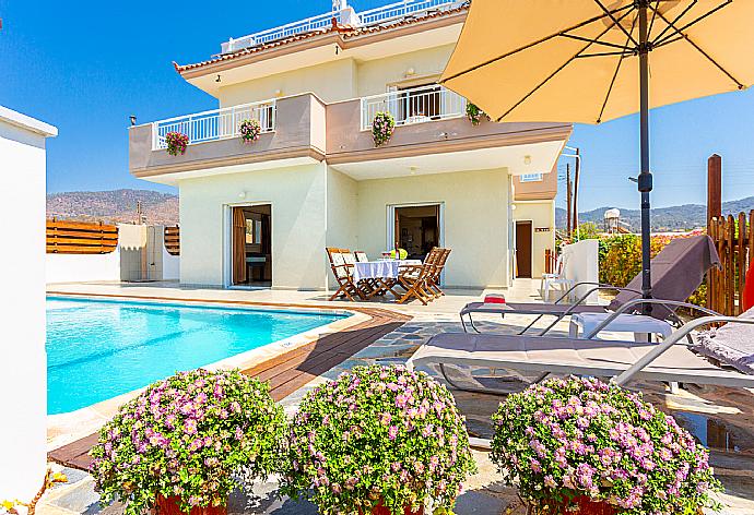 Beautiful villa with private infinity pool, terrace, and garden with panoramic sea views . - Kalisto Beach Villa . (Galería de imágenes) }}