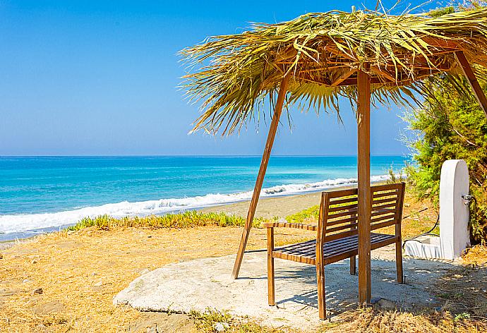 Beach directly in front of Kalisto Beach Villa . - Kalisto Beach Villa . (Галерея фотографий) }}