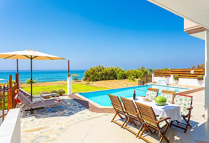 Private infinity pool, terrace area, and garden with panoramic sea views . - Kalisto Beach Villa . (Galerie de photos) }}