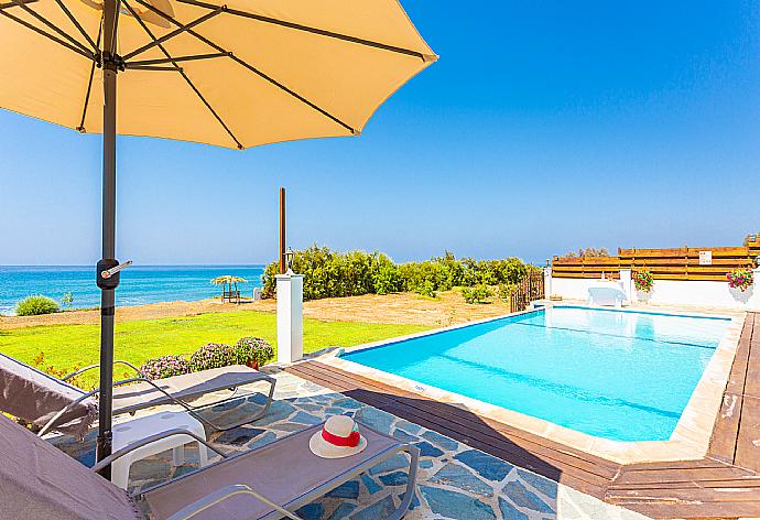 Private infinity pool, terrace, and garden with panoramic sea views . - Kalisto Beach Villa . (Fotogalerie) }}