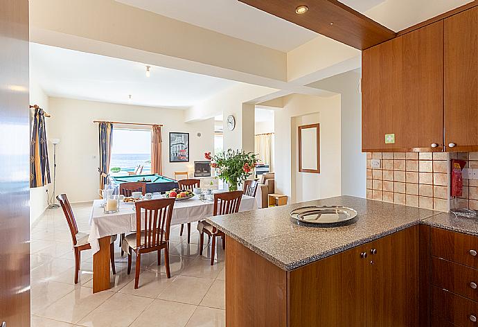 Equipped kitchen . - Kalisto Beach Villa . (Fotogalerie) }}