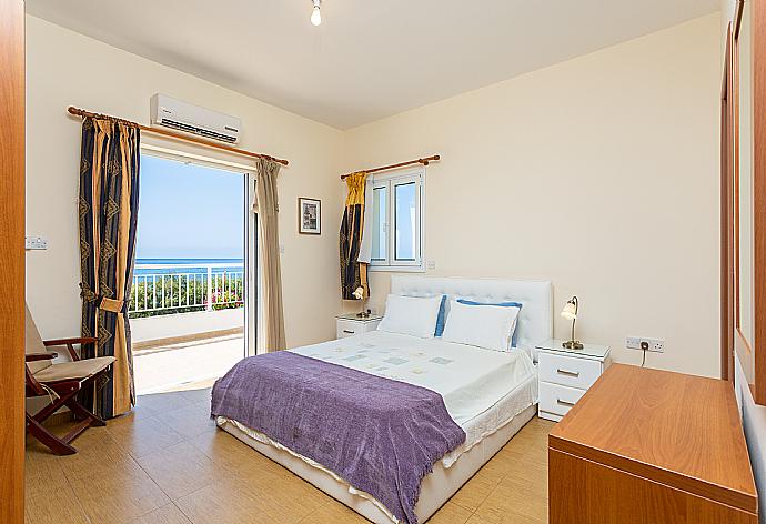 Double bedroom with en suite bathroom, A/C, and upper terrace access with panoramic sea views . - Kalisto Beach Villa . (Галерея фотографий) }}