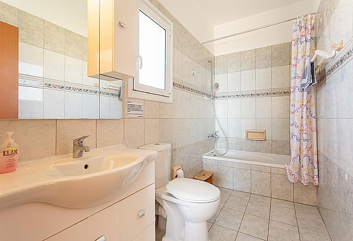 En suite bathroom with bath and shower . - Kalisto Beach Villa . (Galerie de photos) }}