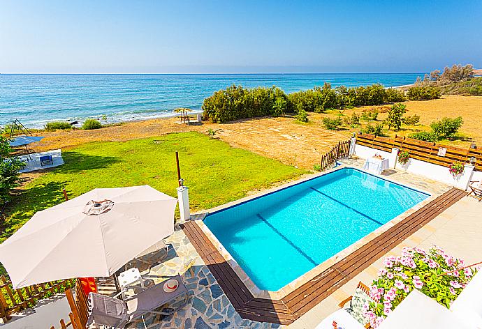 View from upper terrace . - Kalisto Beach Villa . (Fotogalerie) }}