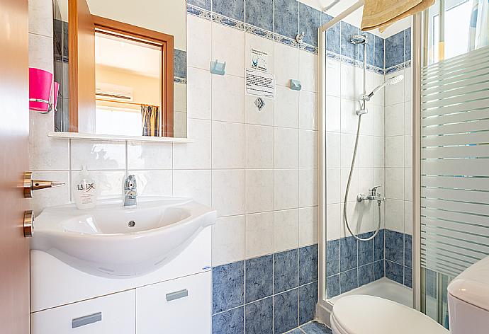 En suite bathroom with shower . - Kalisto Beach Villa . (Galerie de photos) }}