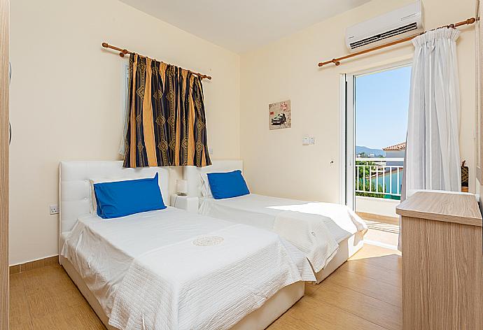 Twin bedroom with A/C, and upper terrace access . - Kalisto Beach Villa . (Galerie de photos) }}