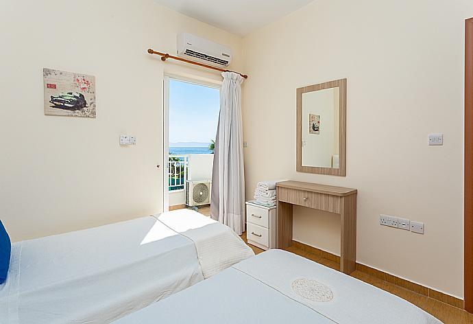 Twin bedroom with A/C, and upper terrace access . - Kalisto Beach Villa . (Galerie de photos) }}