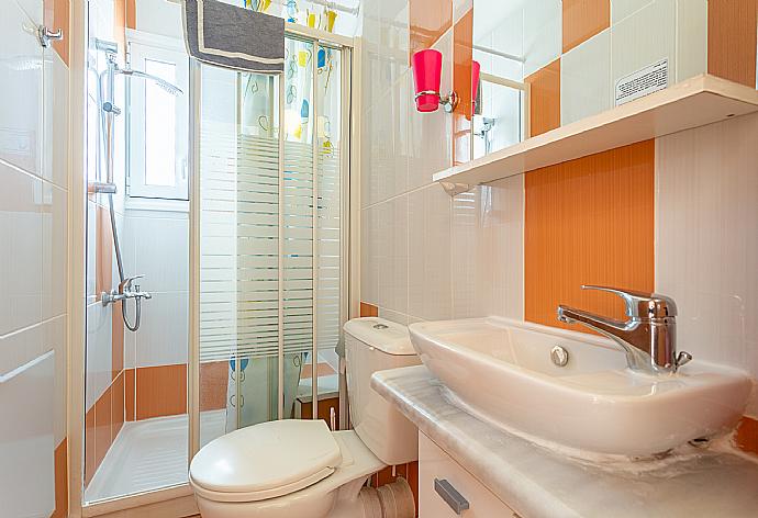 Family bathroom with shower . - Kalisto Beach Villa . (Galerie de photos) }}