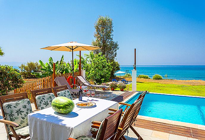 Terrace area . - Kalisto Beach Villa . (Galleria fotografica) }}