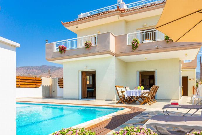  . - Kalisto Beach Villa . (Галерея фотографий) }}