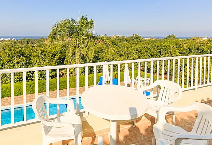 Upper terrace area with sea views . - Villa Bougainvillea . (Fotogalerie) }}