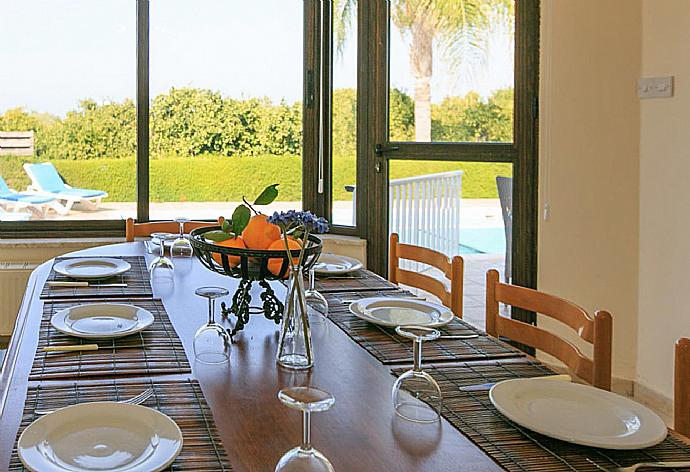 Open-plan living room with sofas, dining area, kitchen, A/C, WiFi internet, satellite TV, DVD player, and terrace access . - Villa Bougainvillea . (Galería de imágenes) }}