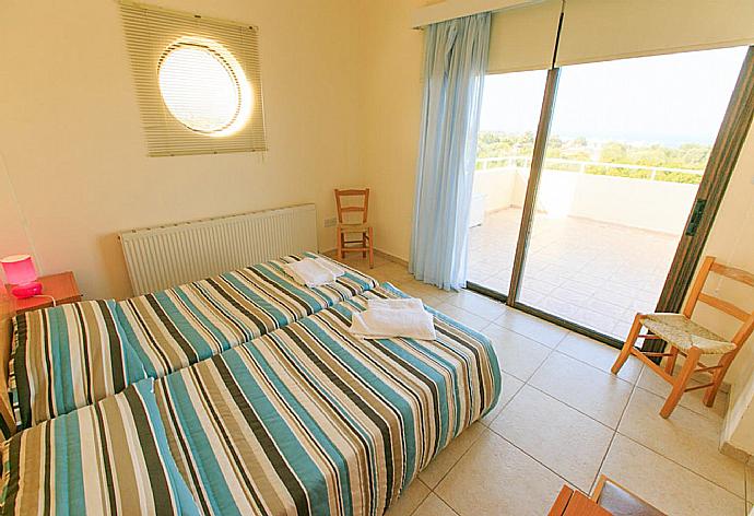 Twin bedroom with A/C . - Villa Bougainvillea . (Galleria fotografica) }}