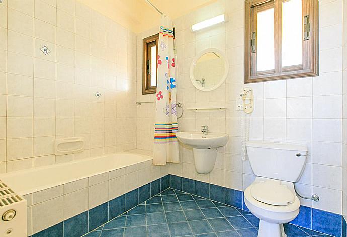 Bathroom with bath and shower . - Villa Bougainvillea . (Fotogalerie) }}